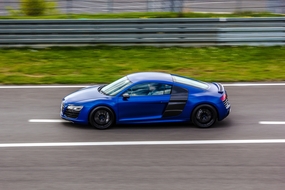 高速行驶的蓝色奥迪汽车图片